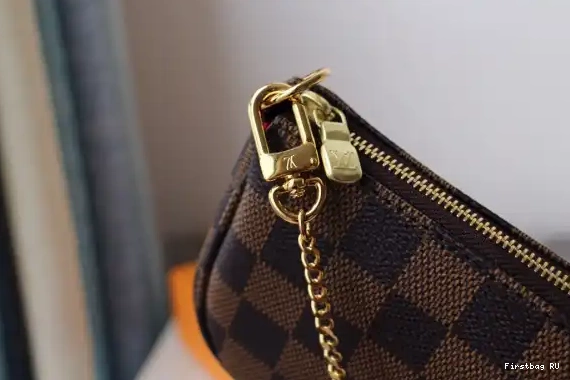 First bag ru VUITTON LOUIS POCHETTE MINI ACCESSOIRES 0625